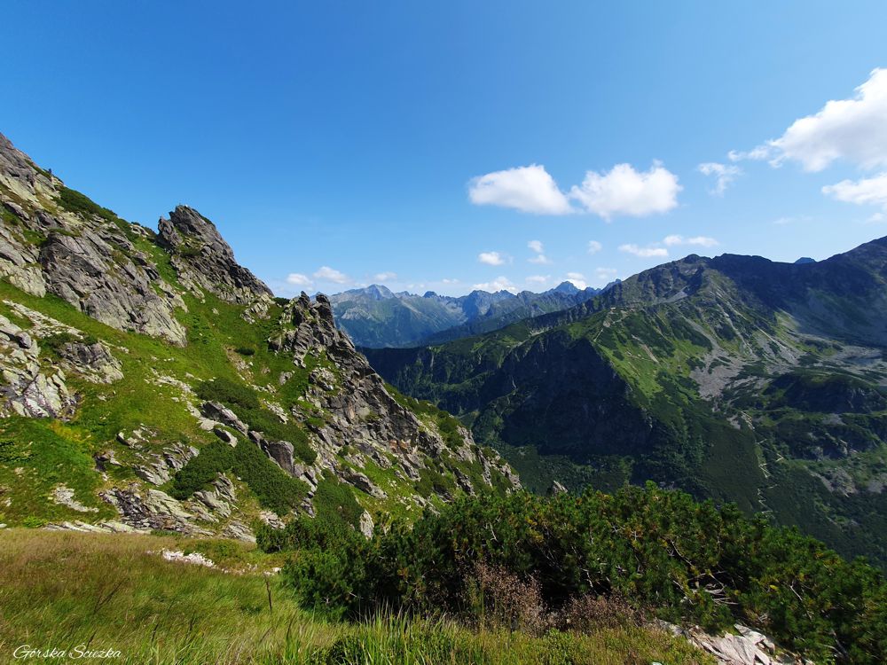 Przełęcz Krzyżne: Panorama podczas zejścia z przełęczy