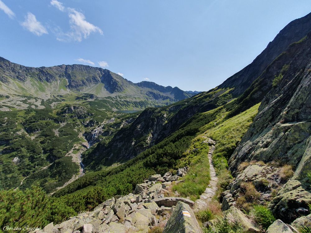 Przełęcz Krzyżne: Łagodniejsza część szlaku, w tle Wielka Siklawa
