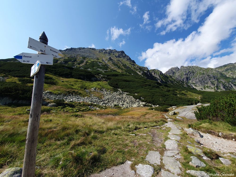 Przełęcz Krzyżne: Miejsce połączenia szlaków przy Wielkim Stawie