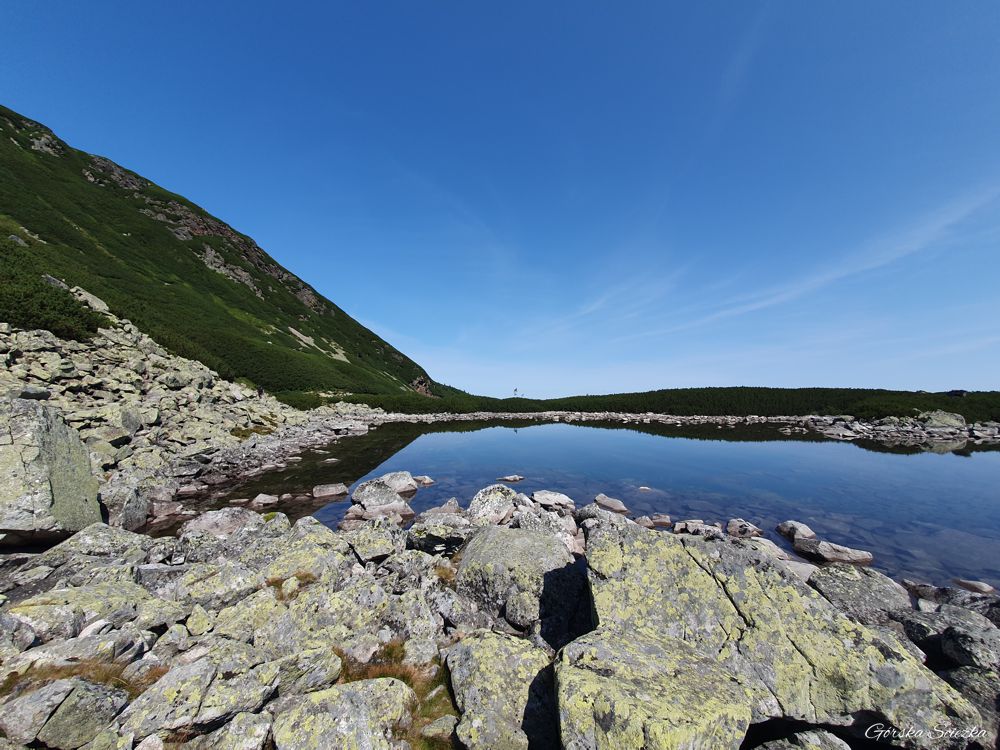 Przełęcz Krzyżne: Czerwony Staw w Dolinie Pańszczycy