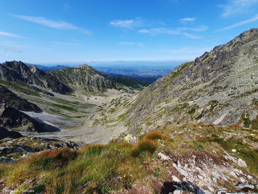 Przełęcz Krzyżne: Widok na szlak prowadzący na przełęcz