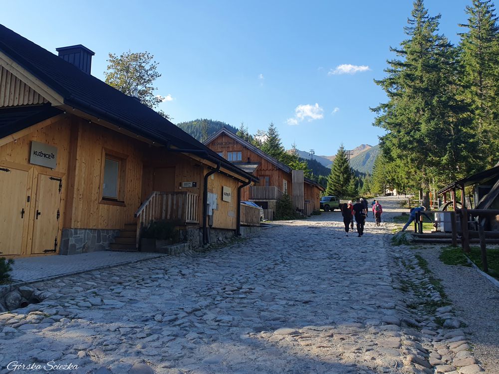 Hala Kondratowa: Początek szlaku wzdłuż wybrukowanej drogi