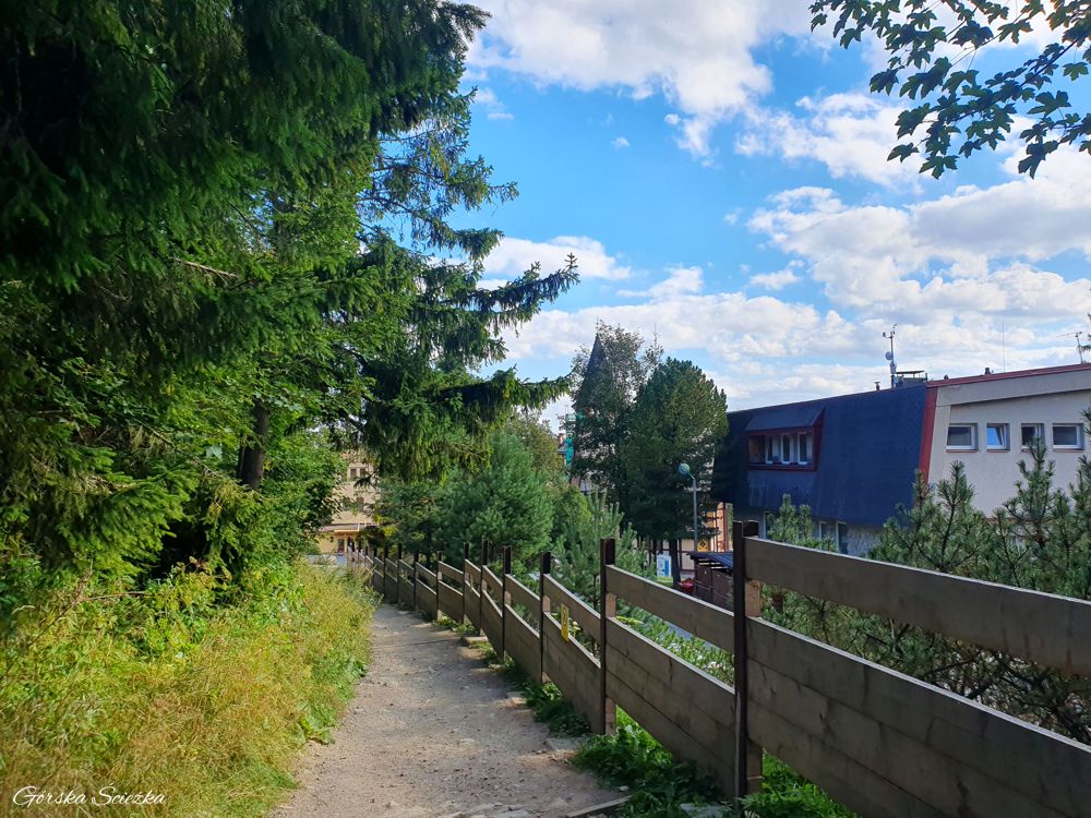 Hrebienok: Początek szlaku obok torowiska