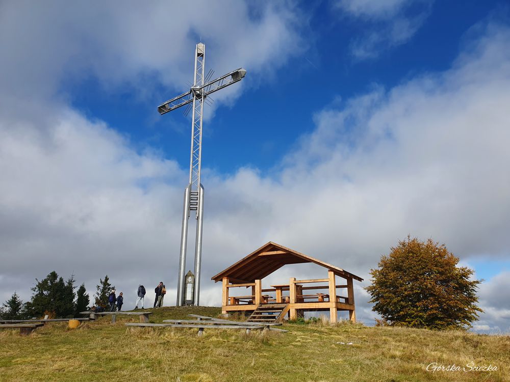 Bendoszka Wielka: Krzyż Jubileuszowy oraz wiata na szczycie Bendoszki Wielkiej