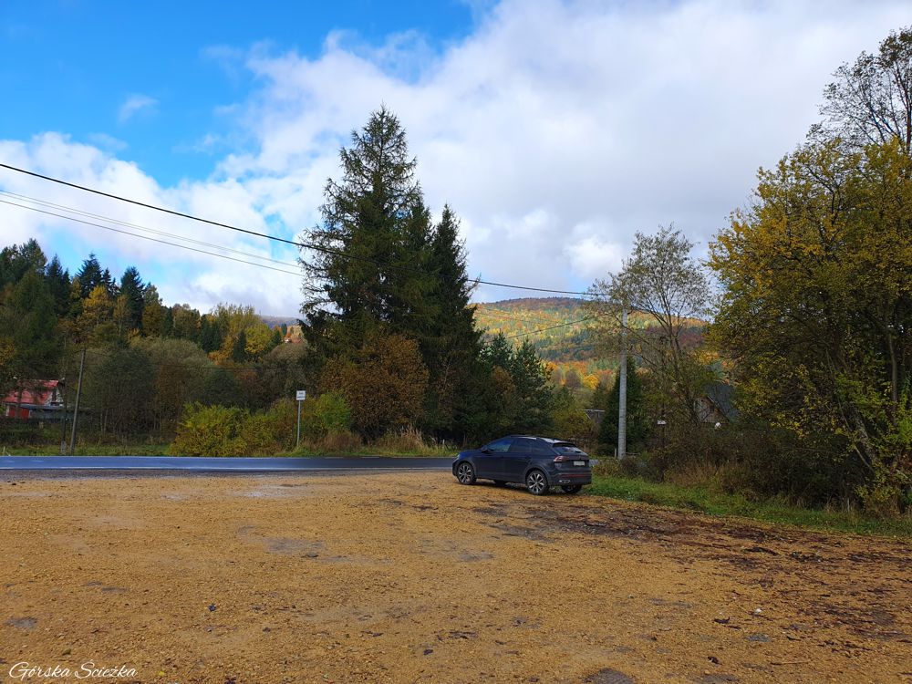 Bendoszka Wielka: Parking przy początku szlaku czerwonego