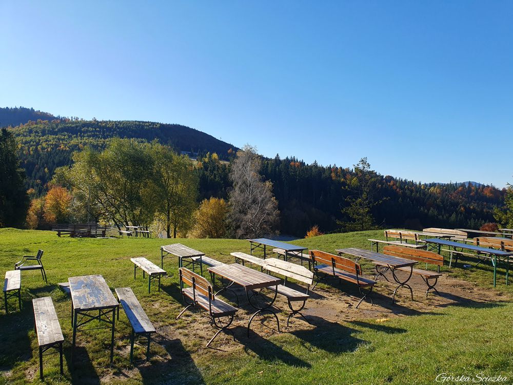 Hala Boracza: Ławeczki przed Schroniskiem PTTK na Hali Boraczej