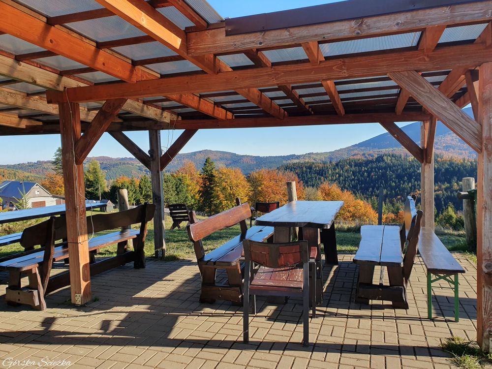 Hala Boracza: Zadaszona wiata wypoczynkowa obok schroniska