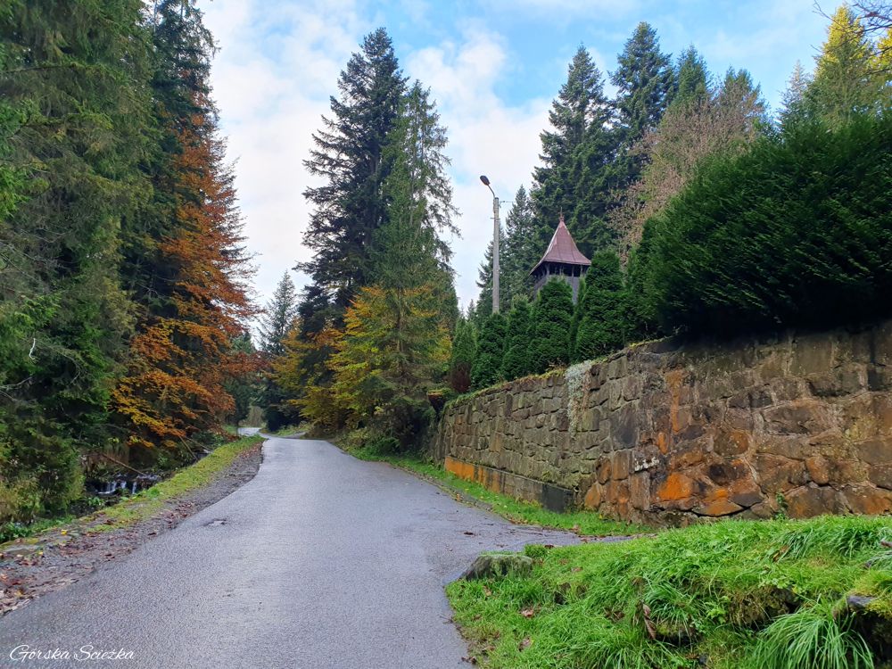 Hala Boracza: Ostatnie zabudowania przy szlaku czarnym