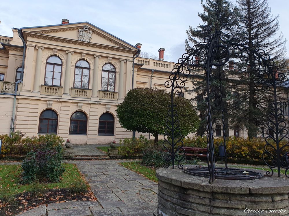 Park Zamkowy w Żywcu: Żelazna studnia przy Pałacu Habsburgów