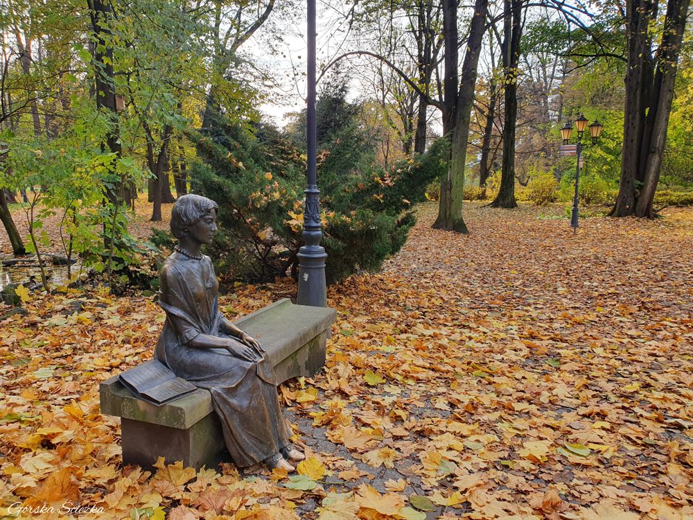 Park Zamkowy w Żywcu: Ławeczka Alicji Habsburg w Żywcu