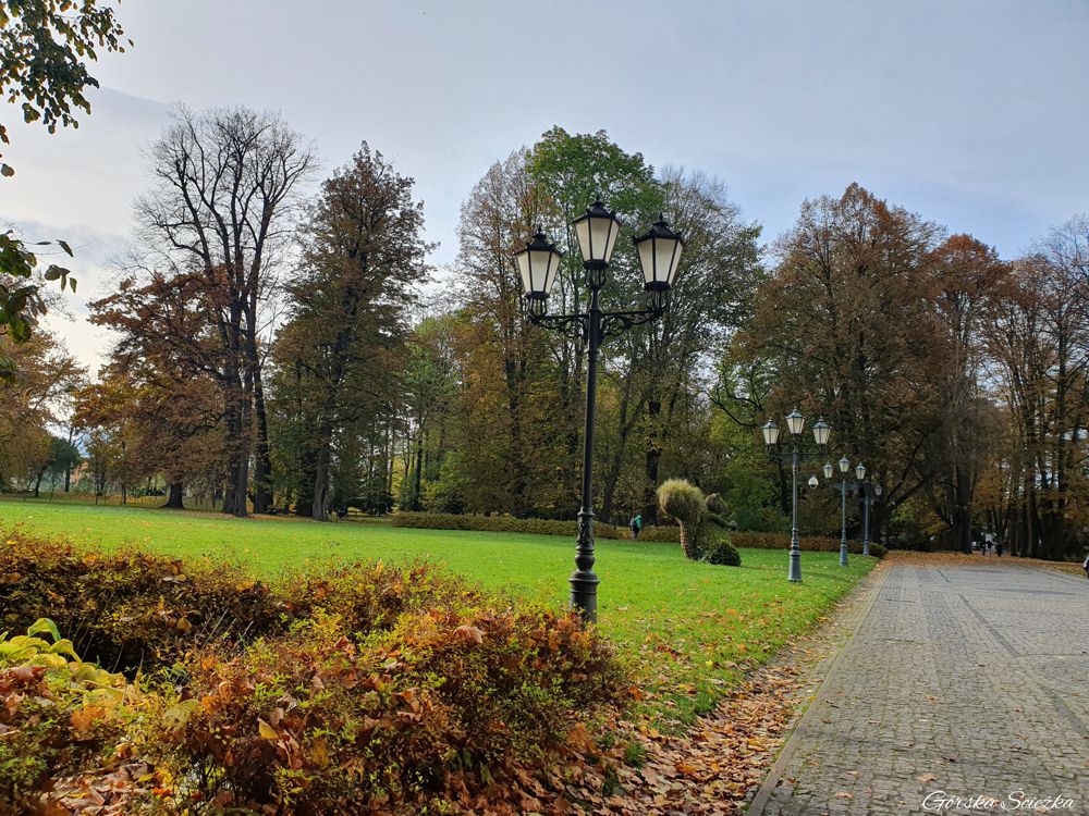 Park Zamkowy w Żywcu: Aleja spacerowa przed Pałacem Habsburgów