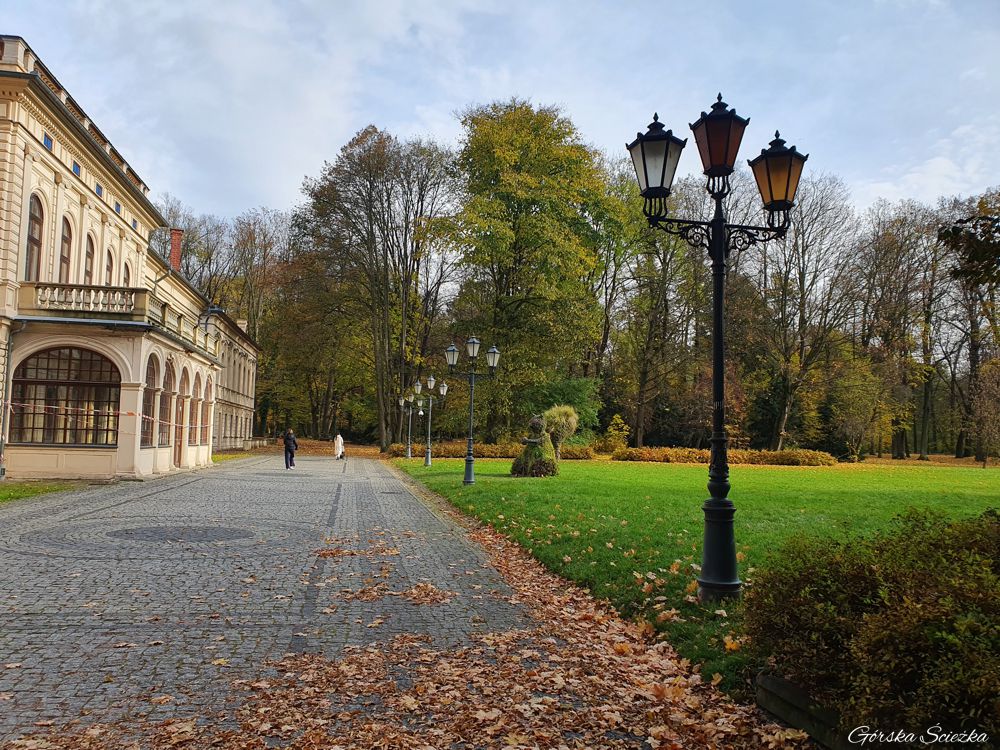 Park Zamkowy w Żywcu: Aleja spacerowa i Pałac Habsburgów