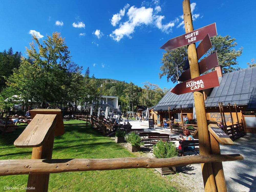 Polana Kalatówki: Zabudowania gastronomiczne i dolna stacja kolejki