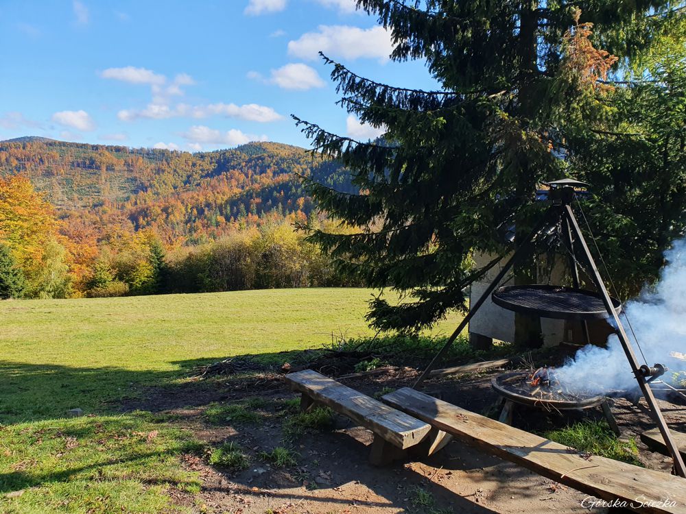 Palenisko przed Schroniskiem PTTK na Przegibku