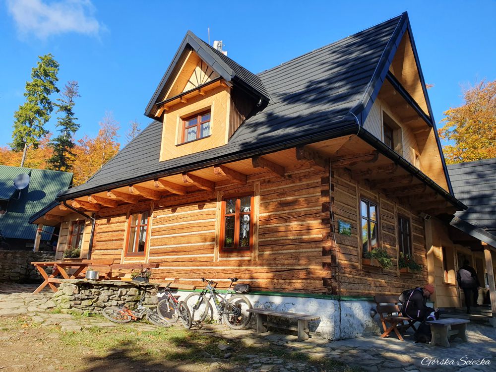 Schronisko PTTK na Przegibku od frontu