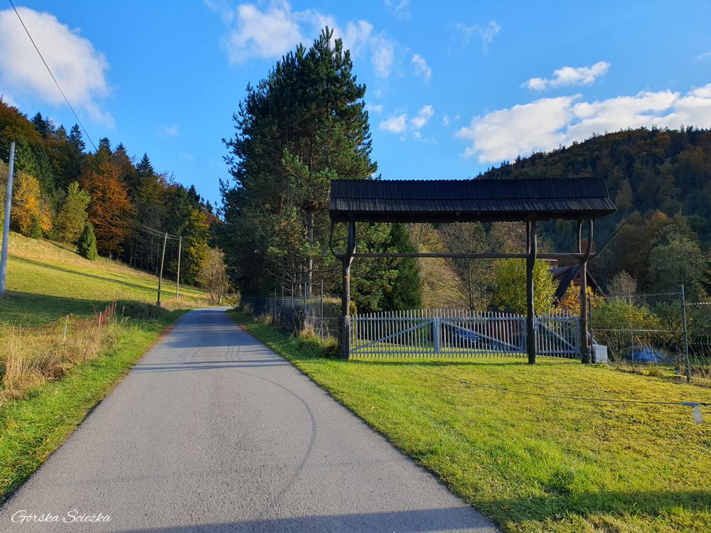 Przełęcz Przegibek: Droga asfaltowa od strony przystanku