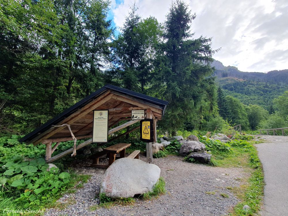 Polana pod Muraniem: Zadaszona wiata przed mostkiem