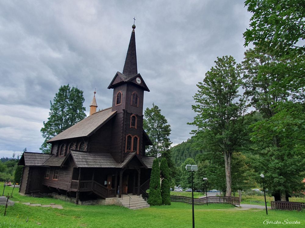 Kościół św. Anny obok parkingu