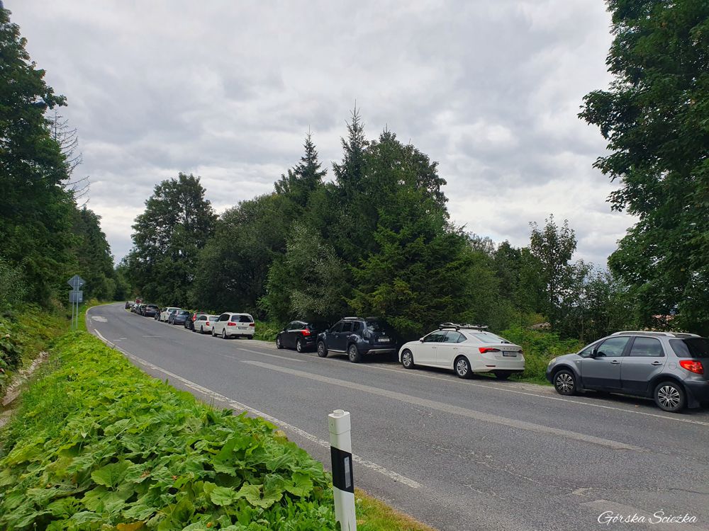 Polana pod Muraniem: Parking wzdłuż pobocza