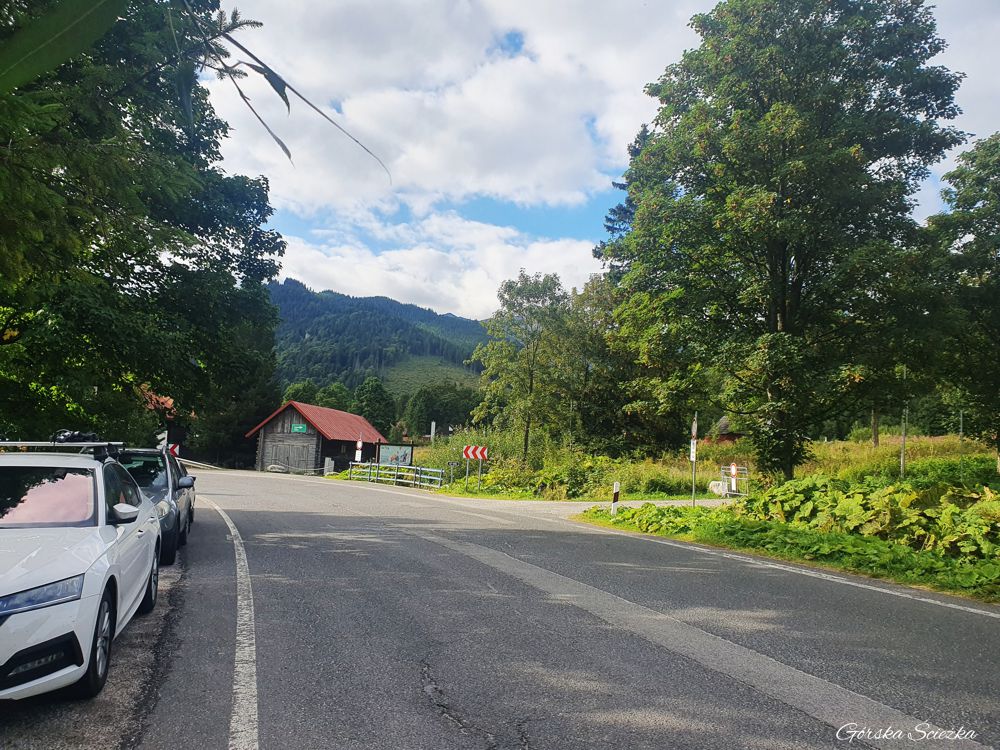 Polana pod Muraniem: Parking wzdłuż pobocza