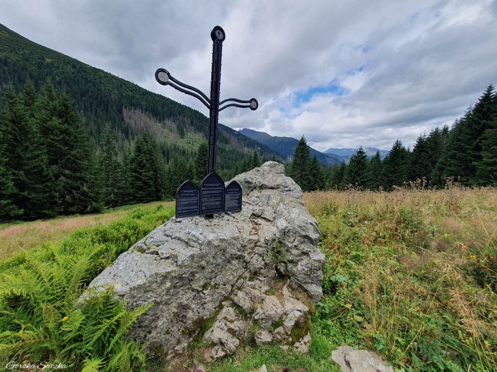 Przełęcz pod Kopą: Krzyż upamiętniający wojny pasterskie