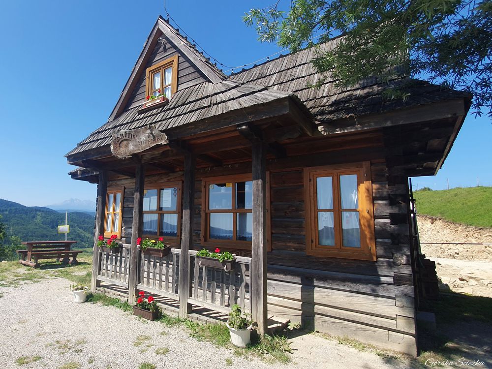 Wysoki Wierch z Przełęczy pod Tokarnią: Obiekt gastronomiczny na Przełęczy