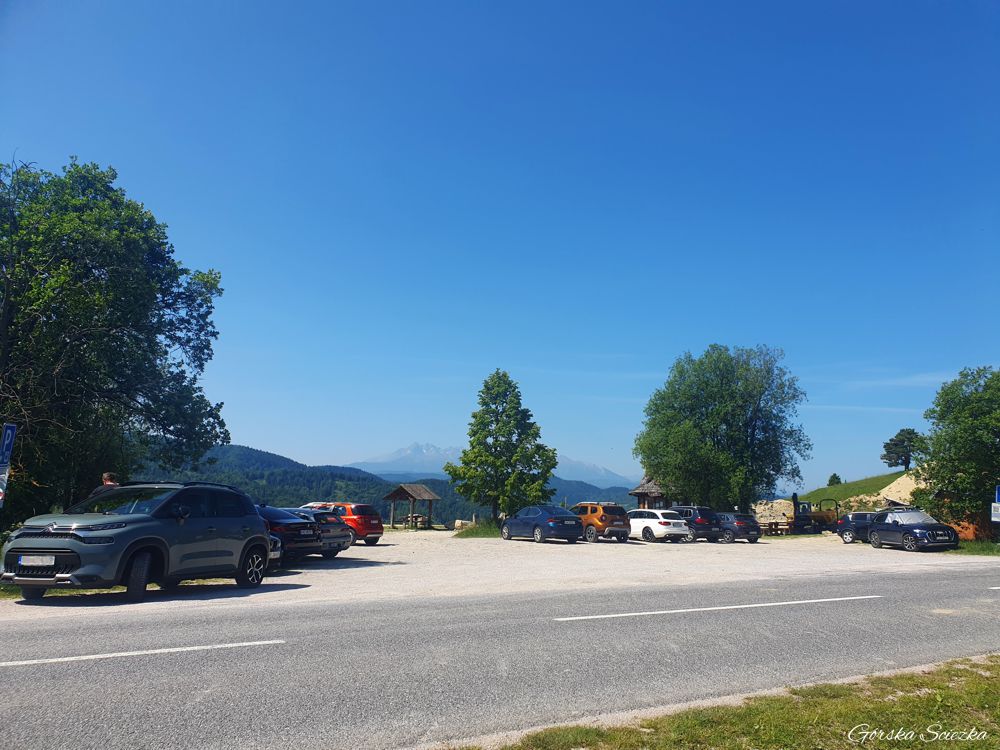 Wysoki Wierch z Przełęczy pod Tokarnią: Parking na Przełęczy pod Tokarnią