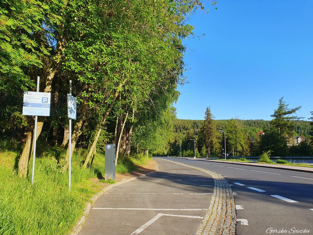 Śnieżka przez Kocioł Łomniczki: Parking przy szlaku czerwonym