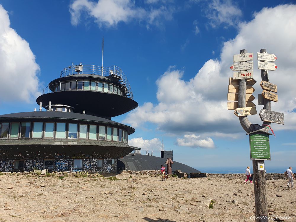 Śnieżka przez Kocioł Łomniczki: Szczyt Śnieżki, w tle Obserwatorium Meteorologiczne