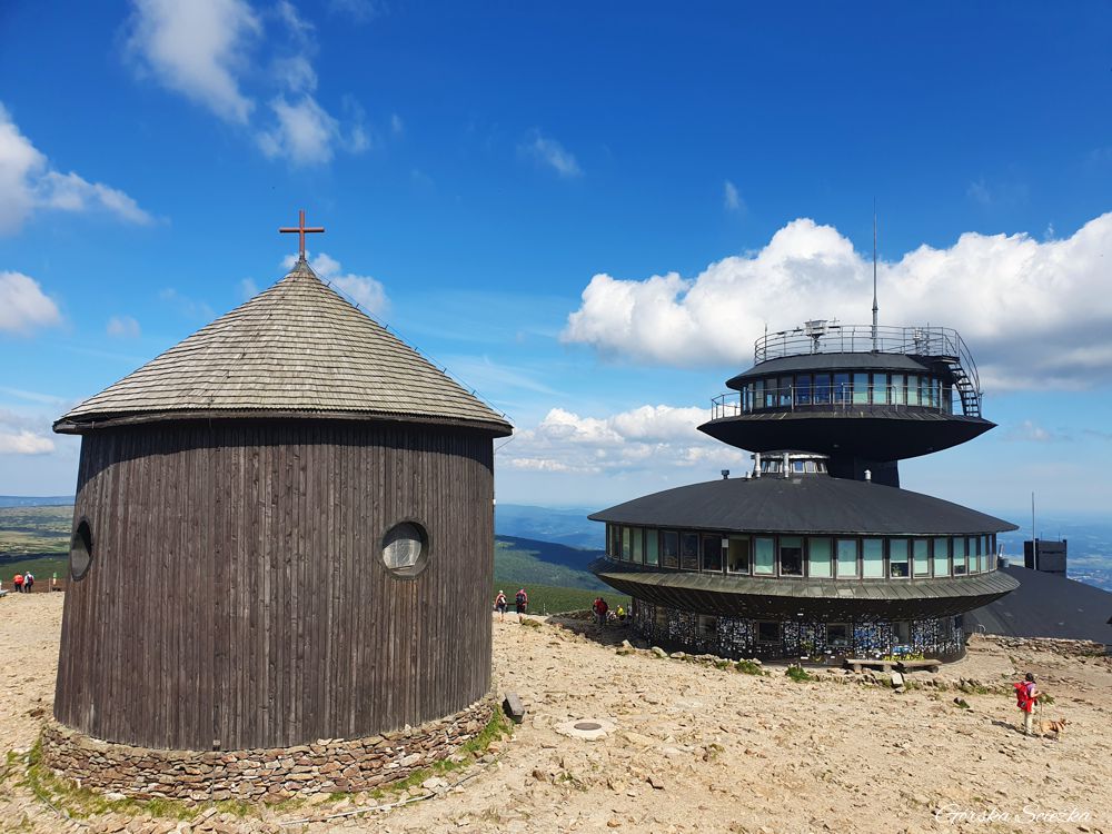 Śnieżka przez Kocioł Łomniczki: Obserwatorium Meteorologiczne i Kaplica św. Wawrzyńca
