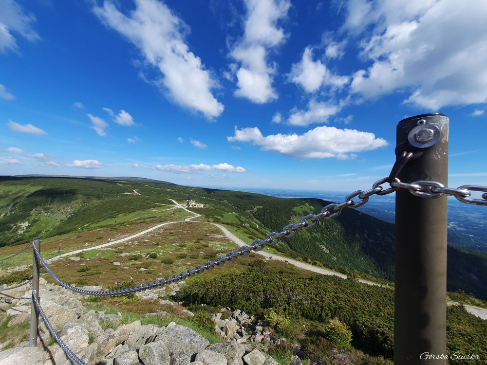 Śnieżka przez Kocioł Łomniczki: Panorama z podejścia na Śnieżkę
