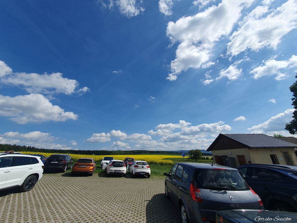 Broumowskie Ściany (Broumovske Steny): Parking płatny w Slavny
