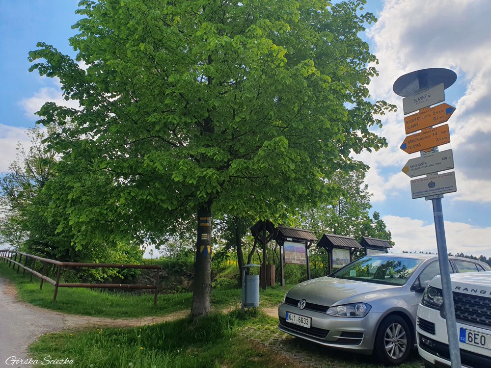 Broumowskie Ściany (Broumovske Steny): Parking płatny w Slavny