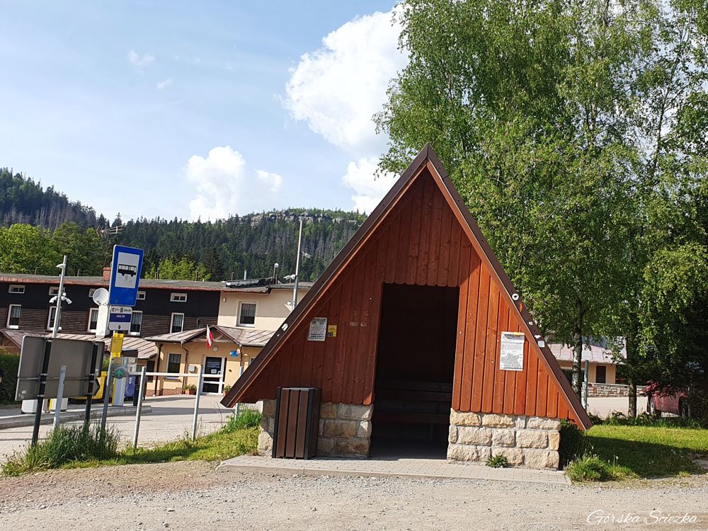 Szczeliniec Wielki : Przystanek autobusowy Karłów