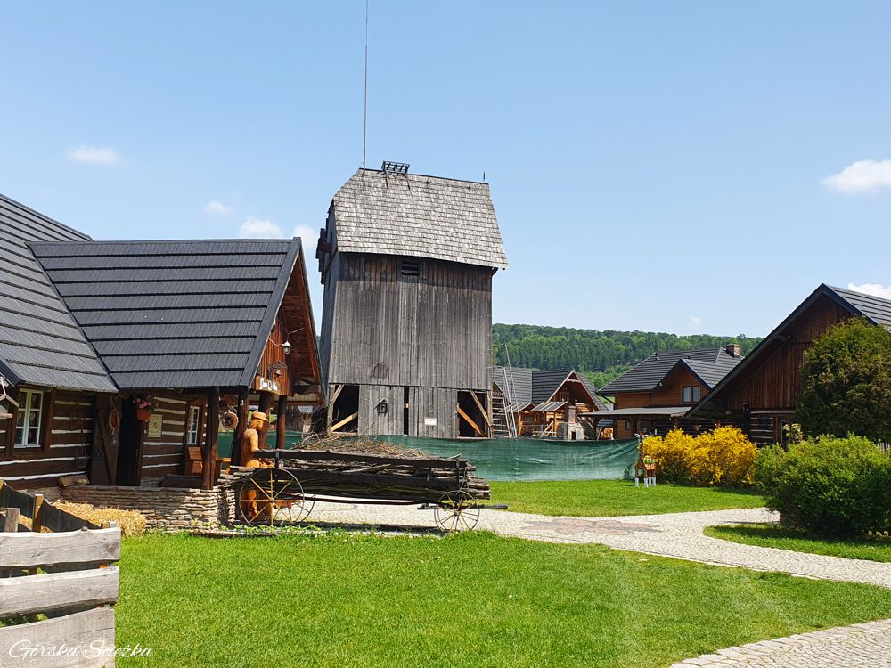 Szlak Ginących Zawodów: widok na Dom Chleba i Wiatrak Koźlak