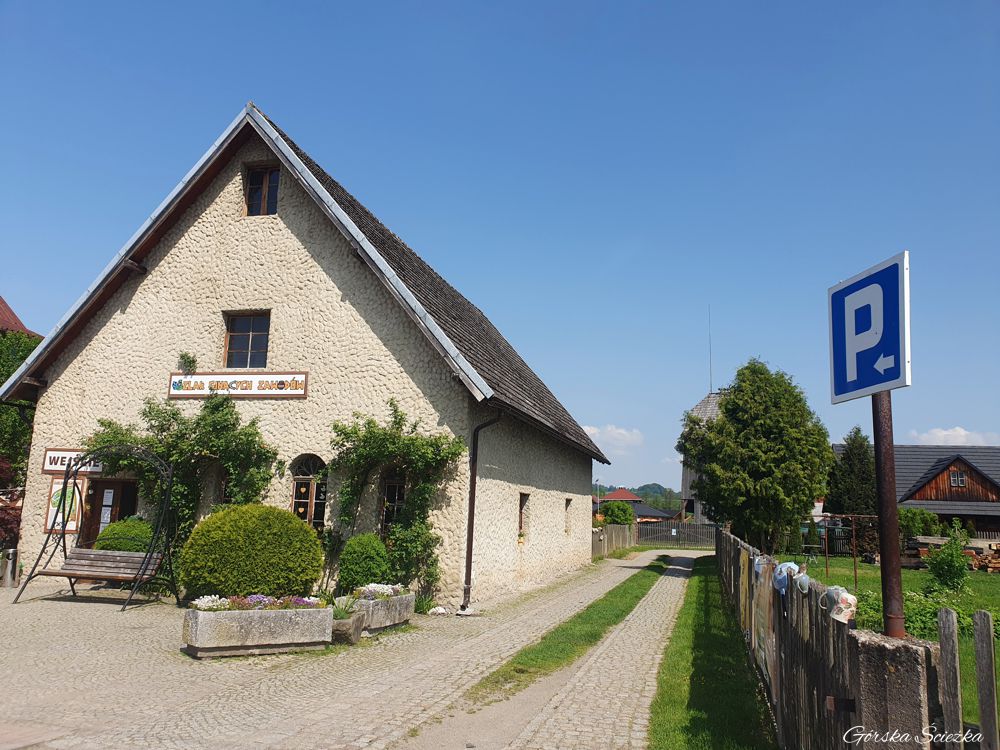 Szlak Ginących Zawodów: Wjazd na parking