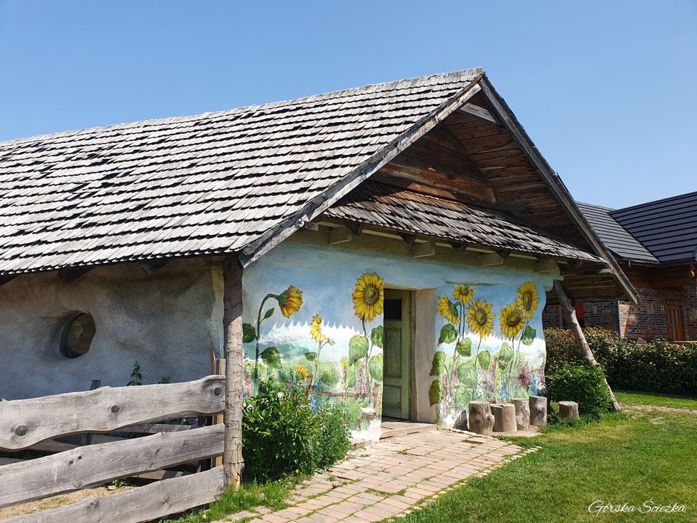 Szlak Ginących Zawodów: budynek kolekcji strojów ludowych