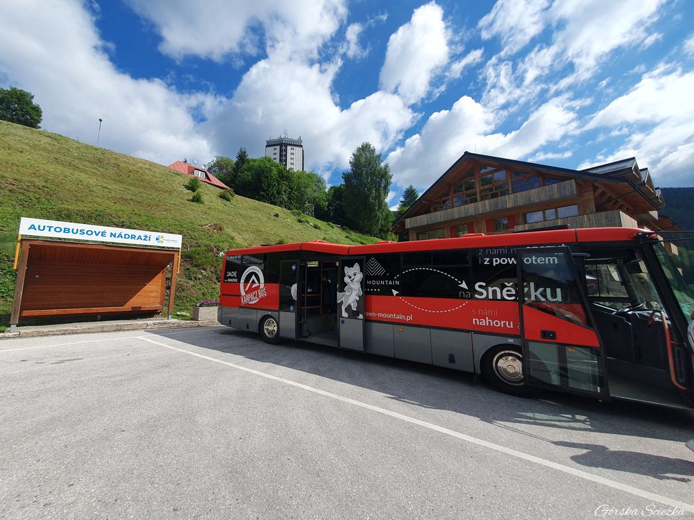 Śnieżka od czeskiej strony: Przystanek autobusowy Pec pod Śnieżką